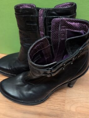 Tsubo Black Leather Ankle Boots with Purple Interior